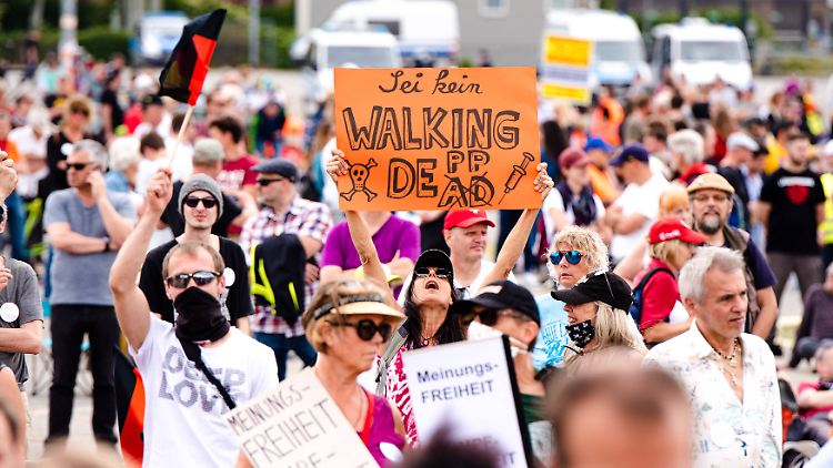 Die Abstandsgebote werden auf den Demos gegen die Corona-Beschränkungen meist nicht eingehalten.