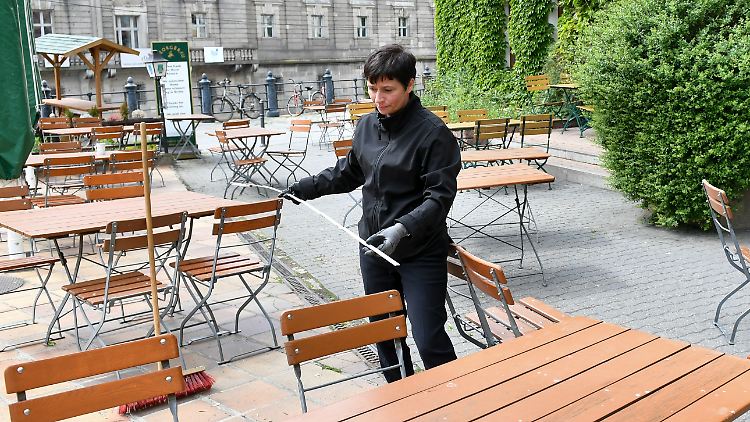 Gastronomen bereiten sich mit Zollstock auf die Wiedereröffnung vor. 