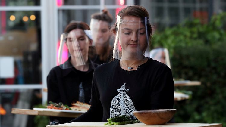 Spätestens beim Essen wird es schwer, eine Gesichtsmaske zu tragen.