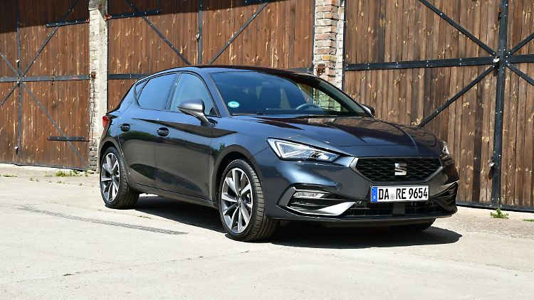 Scharf geschnitten steht der spanische Golf in Form des Seat Leon FR da.