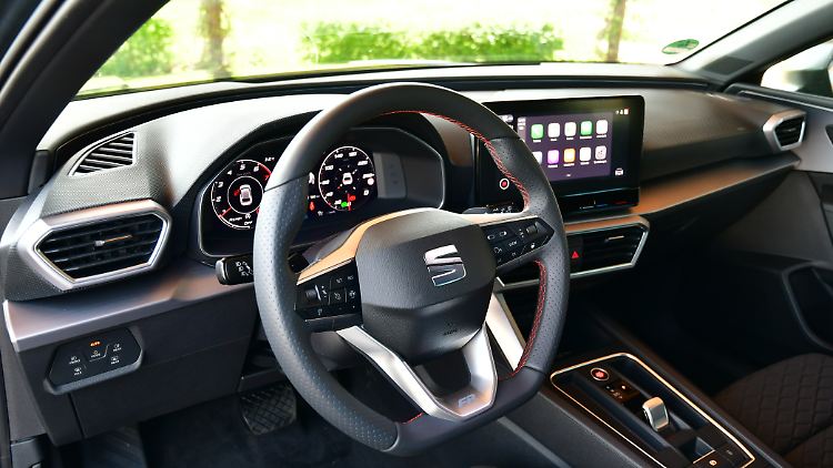 Das Cockpit des Seat Leon FR. Zeitgemäß digital, aber nicht in allen Fällen ideal.