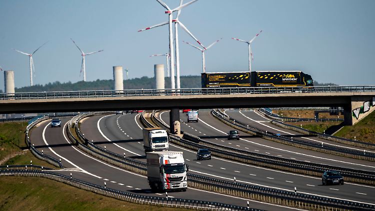 Eine Betonplatte krachte auf der A44 bei Geseke durch die Windschutzscheibe eines Transporters und verfehlte die Fahrerin nur knapp.