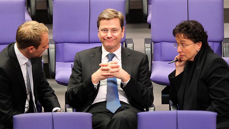 Krisengespräch: FDP-Generalsekretär Lindner, Westerwelle und Fraktionschefin Homburger im Deutschen Bundestag.