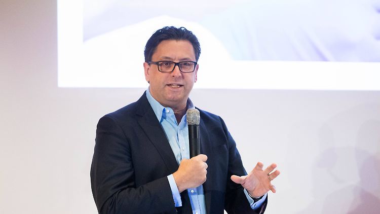 Sanofi-CEO Paul Hudson hat den USA die Erstlieferung eines möglichen Corona-Impfstoffes versprochen.