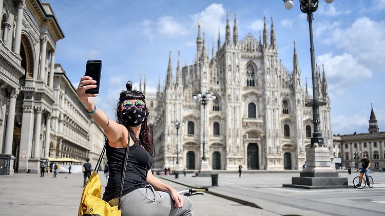 Bilder, die verschwinden werden: leerer Vorplatz des Mailänder Doms.