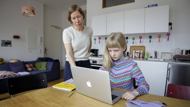 Wer passt in der Krise auf die Kinder auf? Zumeist bleiben Mütter zu Hause.