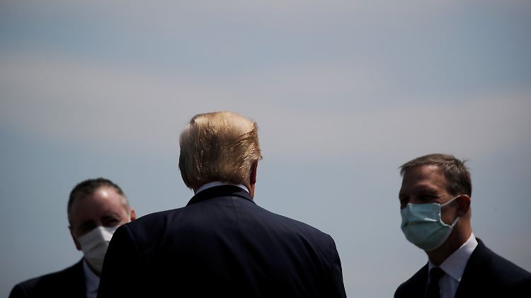 US-Präsident Trump im Gespräch mit Abgeordneten. 