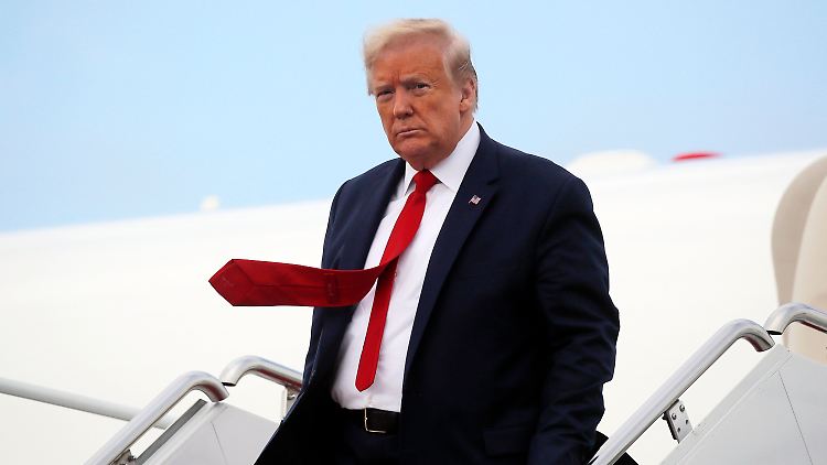 Donald Trump am Treppenabsatz der Air Force One.
