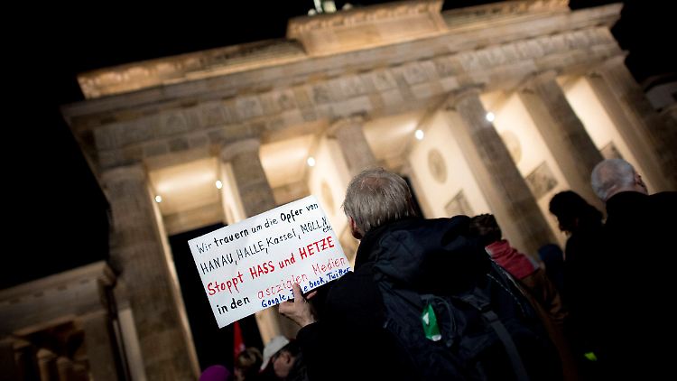 Am Brandburger Tor bildete sich eine Menschenkette, im Bundestag die Polonaise.