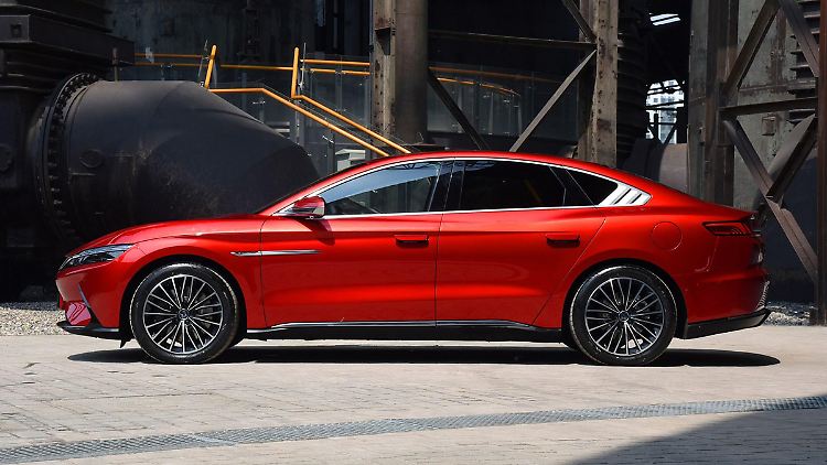 Lange Motorhaube, abfallende Dachlinie und kurze Überhänge, der Han EV erfüllt alles, was es zu einer schnittigen Coupé-Limousine braucht.