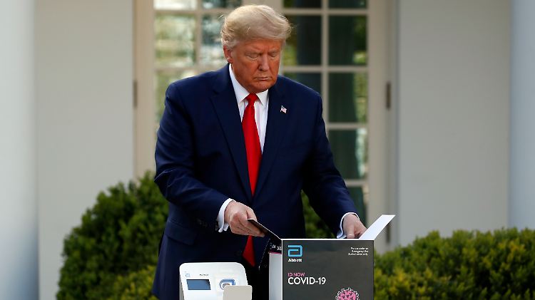Der US-Präsident präsentiert ein Testsystem des Herstellers Abbott.