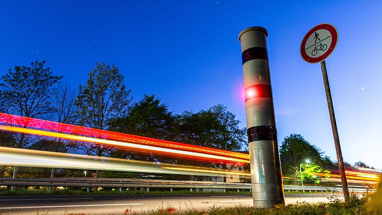 Fahrverbote drohen bei einem einmaligen Überschreiten von 21 Stundenkilometern innerorts sowie 26 Stundenkilometern außerorts über dem erlaubten Tempo.