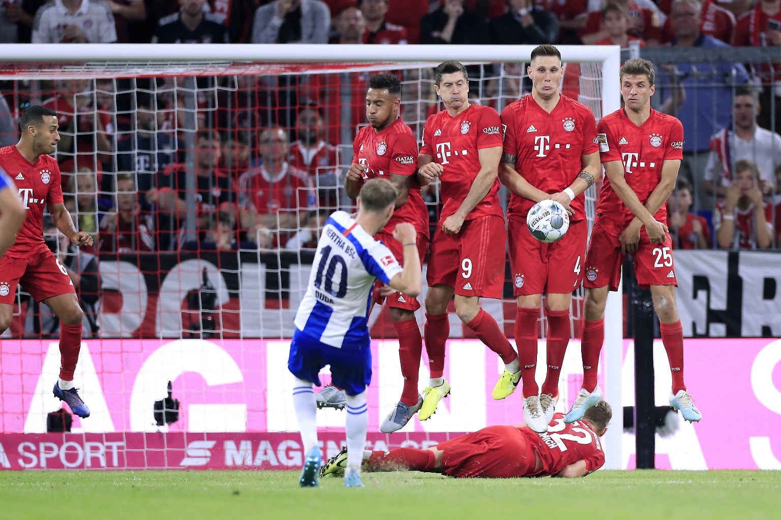 Die 57. Saison der Fußball-Bundesliga weiß noch nicht, dass sie eine besonders herausfordernde wird, als sie am 16. August mit einem 2:2 zwischen dem FC Bayern und Hertha BSC startet.