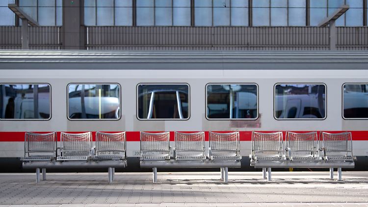 Leere Züge in der Coronakrise: Interne Papiere der Bahn sollen belegen, wie schwer die Pandemie die Bahn getroffen hat. 