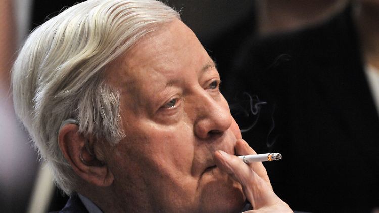 Helmut Schmidt war starker Raucher und bekennender Liebhaber von Mentholzigaretten.