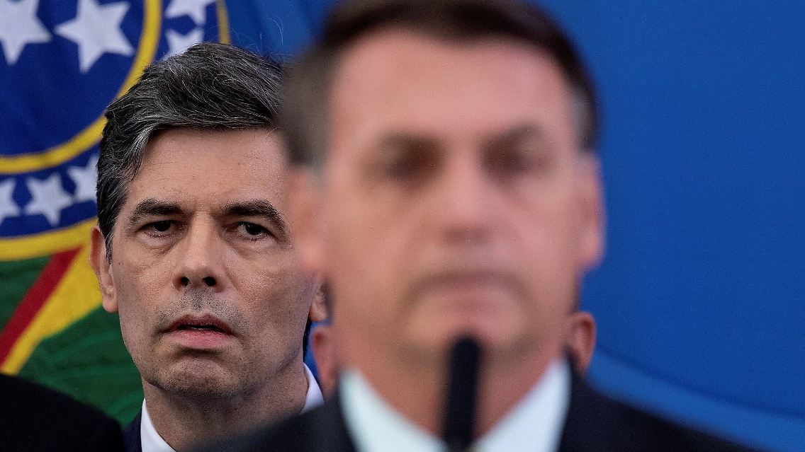 Brasiliens Gesundheitsminister Nelson Teich (l.) tritt wegen der Corona-Politik von Staatschef Bolsonaro zurück.