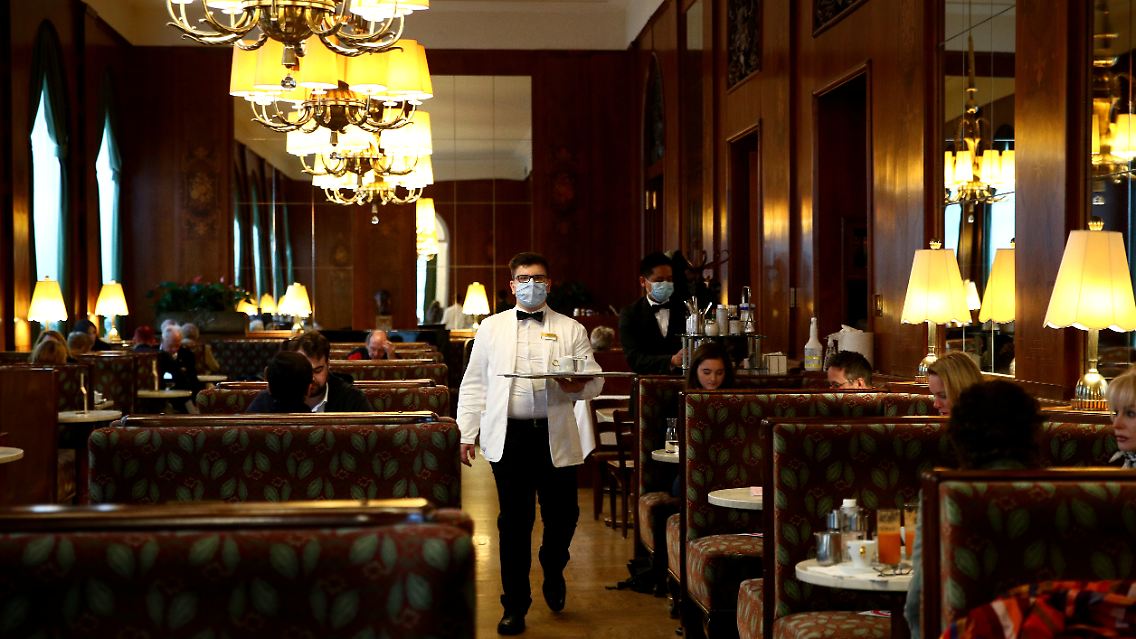 Das Café Landtmann in Wien: Der Ober kommt mit Mundschutz.