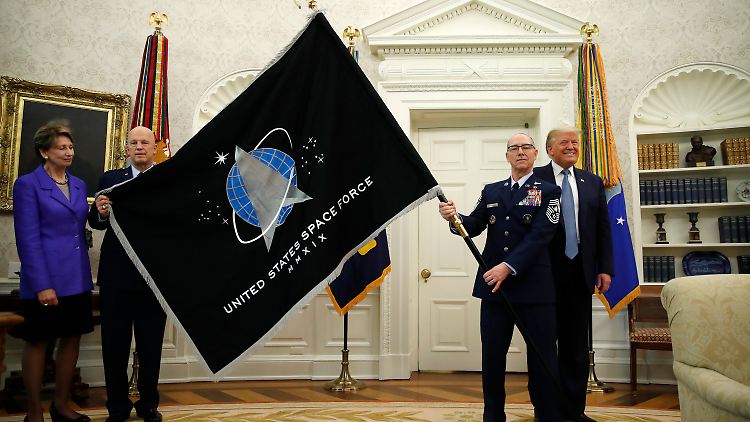 Mit dieser Flagge schmückt sich fortan die "Space Force".