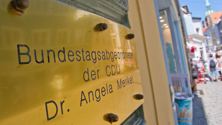 Der Staatsschutz ermittelt, nachdem Unbekannte einen Grabstein vor Angela Merkels Wahlkreisbüro in Stralsund gestellt haben.