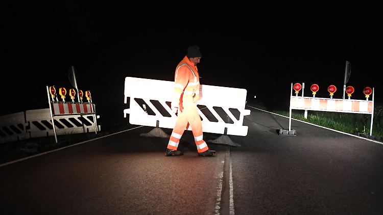 Viele Grenzen zu Österreich oder zur Schweiz sind jetzt wieder frei passierbar - allerdings nur für Menschen, die bestimmte Reisegründe nachweisen können. Die Polizei will stichprobenartig prüfen.