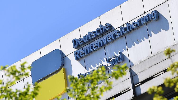 Zur Mindestversicherungszeit zählen dabei auch Kindererziehungs- und Pflegezeiten, Zeiten aus Versorgungsausgleich, Arbeitslosigkeit, längerer Krankheit, Schulausbildung oder Studium. 