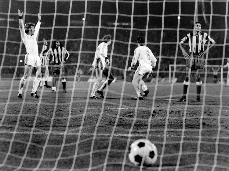 Der FC Bayern freut sich, Atlético Madrid ist bedient: Schwarzenbeck hat soeben das 1:1 in der 120. Minute erzielt.