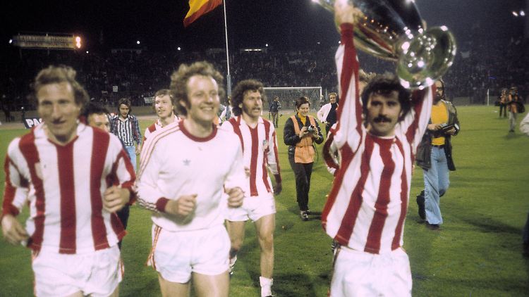 Gerd Müller jubelt mit dem ersten Pokal der Landesmeister für Bayern München - Paul Breitner, Johnny Hansen, Hans Georg "Katsche" Schwarzenbeck (v.r.) feiern mit.