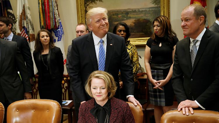 Die Geschäftsführerin von JC Penneys, Jill Soltau, bei einem Treffen 2017 von Branchenvertretern mit US-Präsident Donald Trump. Damals war Soltau noch Chefin von Jo Ann Fabrics.
