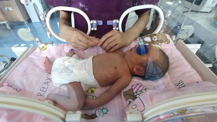 Mehr als hundert Leihmutter-Babys warten in der Ukraine auf ihre Eltern.