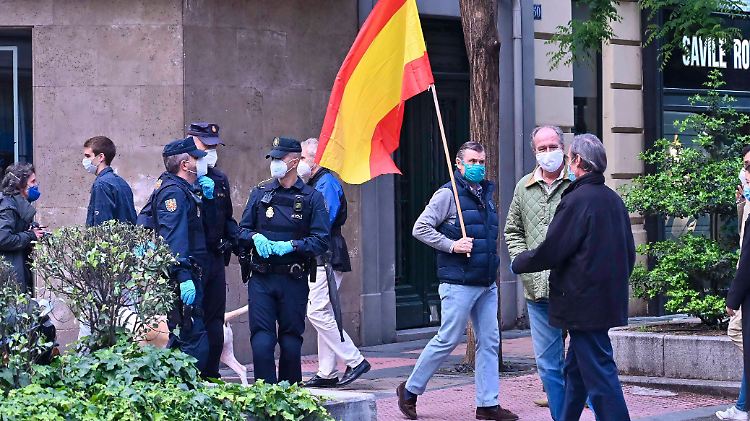 Auch in Madrid wächst der Widerstand gegen die Beschränkungen, die nun noch einmal verlängert werden könnten.