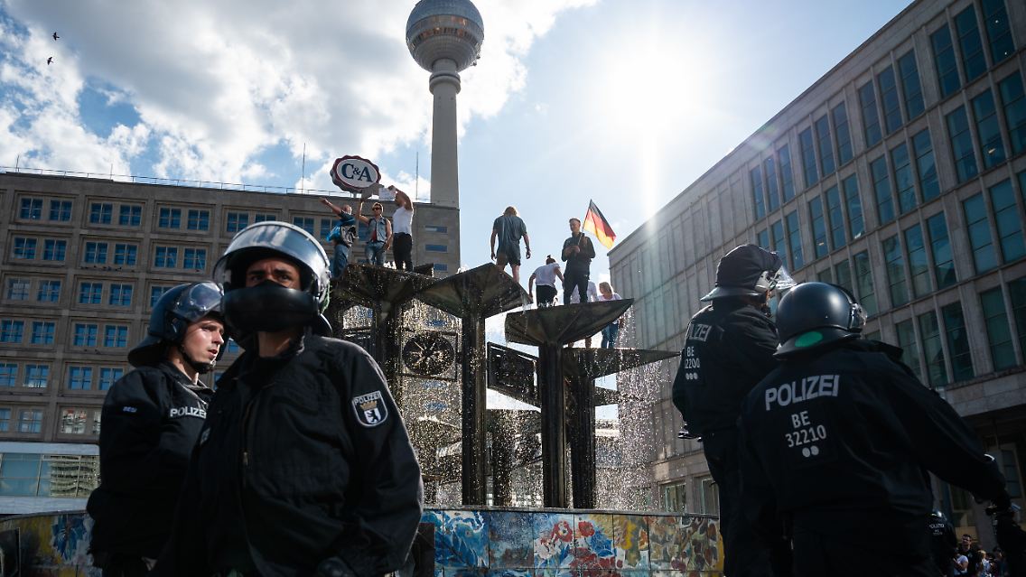 Nach zum Teil gewalttätigen Protesten vor einer Woche ist die Polizei diesmal auf dem Alexanderplatz sehr präsent.