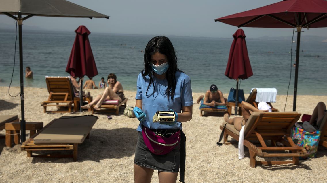 Nur zwei Liegen pro Schirm: In Griechenland herrschen Temperaturen von bis zu 40 Grad.
