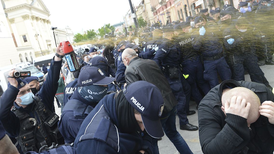 Mit Pfefferspray und Tränengas gehen Polizisten in Warschau gegen Demonstranten vor.