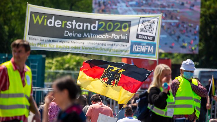 Bei den Corona-Protesten tummeln sich Menschen mit unterschiedlichen Anliegen. Manche von ihnen vertreten rechtsextremistisches Gedankengut.