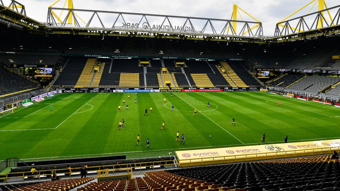 Die Bundesliga ist zurück. Also irgendwie. Ohne Fans, mit besonderen Regeln, in ungewohnt ruhigen Stadien. So wie beim Revierderby in Dortmund, sonst eines der stimmungsvollsten Duelle der Saison.