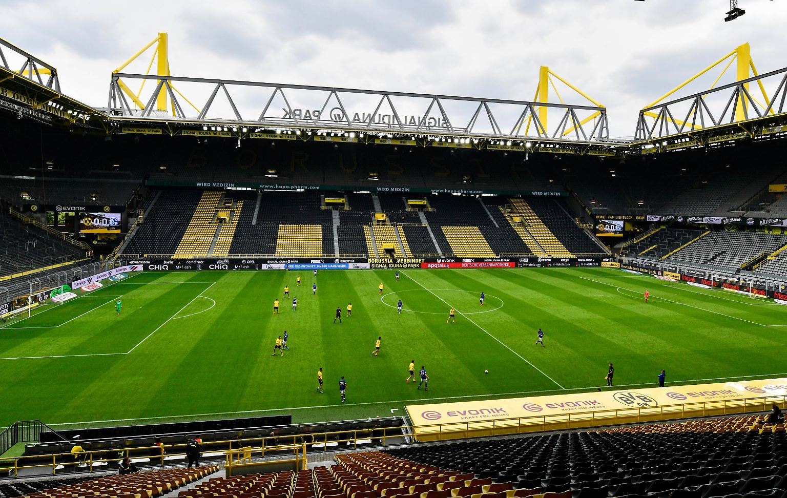 Die Bundesliga ist zurück. Also irgendwie. Ohne Fans, mit besonderen Regeln, in ungewohnt ruhigen Stadien. So wie beim Revierderby in Dortmund, sonst eines der stimmungsvollsten Duelle der Saison.