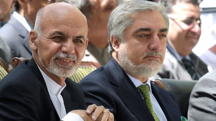 Ghani (l.) und Abdullah (r.) wollen das Land künftig gemeinsam führen.