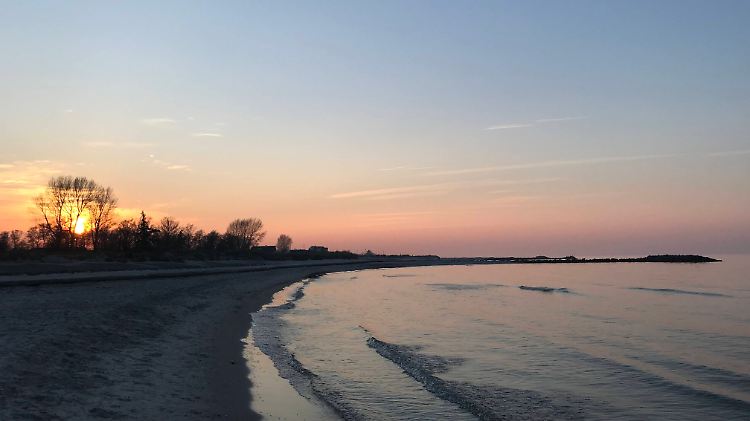 Am Ostseestrand vor Schönberg bei Kiel wurde das Motorboot des angeblich Ertrunkenen gefunden.