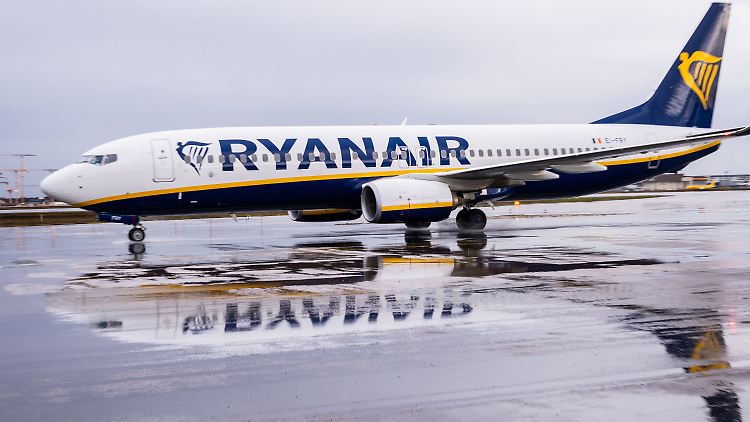 Die irische Fluggesellschaft Ryanair korrigiert ihre Verlusterwartungen in der Corona-Krise deutlich nach oben.