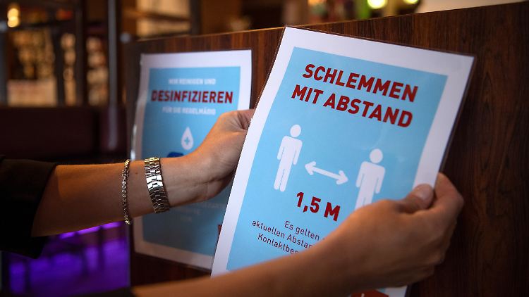 Ob die üblichen Abstandsregeln in Restaurants ausreichen, bezweifeln Virologen wie Christian Drosten.