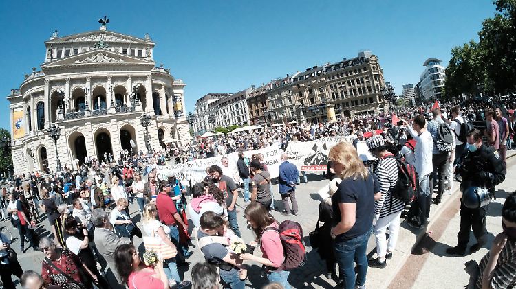 Am Sonntag hatten Impfgegner zum Teil Seite an Seite mit Rechtsextremen und Verschwörungstheoretikern in ganz Deutschland gegen die Beschränkungen in der Corona-Krise demonstriert. Diese Aufnahme entstand am Frankfurter Roßmarkt und Opernplatz.