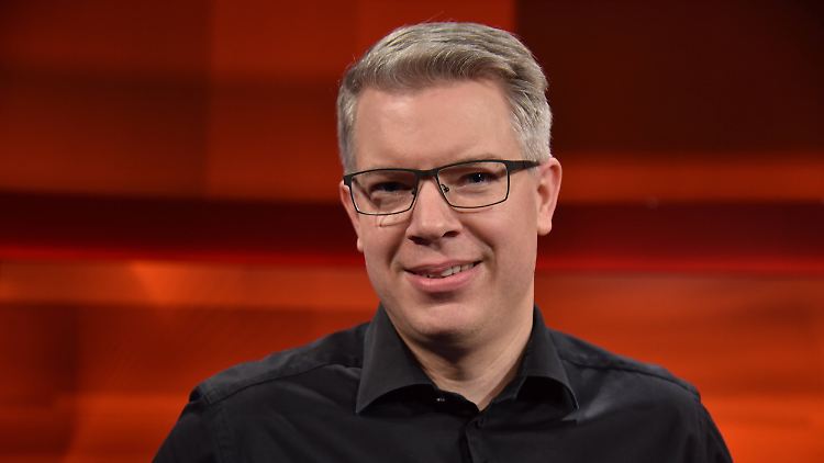 Tech-Investor Frank Thelen spricht gerne Klartext. In "Die Stunde Null" provoziert er mit der Frage: "Warum müssen wir denn als Steuerzahler ein Unternehmen finanzieren, das 2019 zwei Milliarden Gewinn gemacht hat?