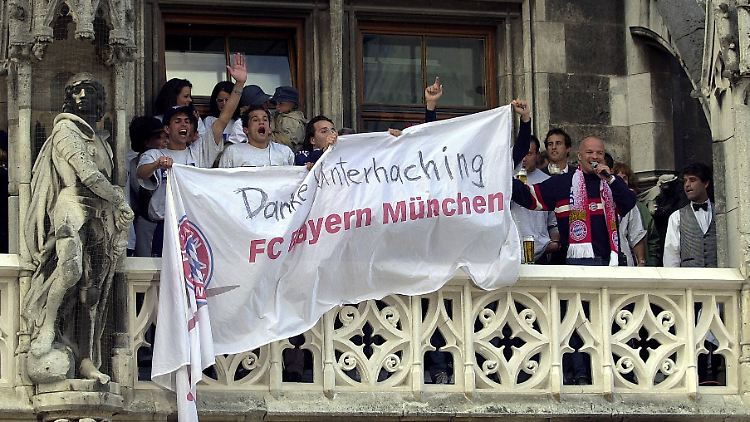 Danke, Unterhaching - das Team des FC Bayern München bedankt sich  im Jahr 2000 auf dem Rathausbalkon für die Schützenhilfe der Hachinger.