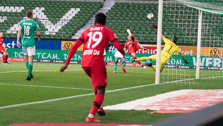 Der erste Streich: Diaby flankt von der rechten Seite, Havertz trifft per Kopf zum 1:0 für Bayer Leverkusen.