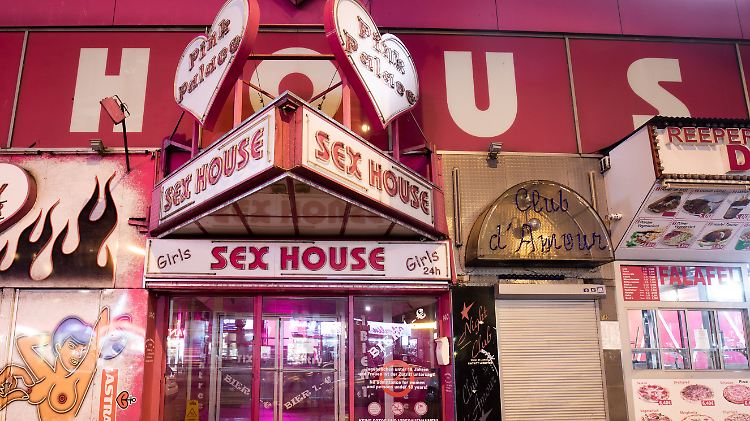 Die sonst so belebte Reeperbahn in Hamburg ist seit Monaten nahezu menschenleer.