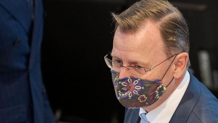 Hält sich im Landtag an die Maskenpflicht: Bodo Ramelow.