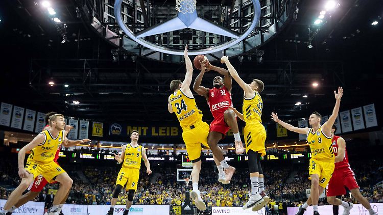 Die Teams von Alba Berlin und Brose Bamberg können weiter auf den Meistertitel hoffen.