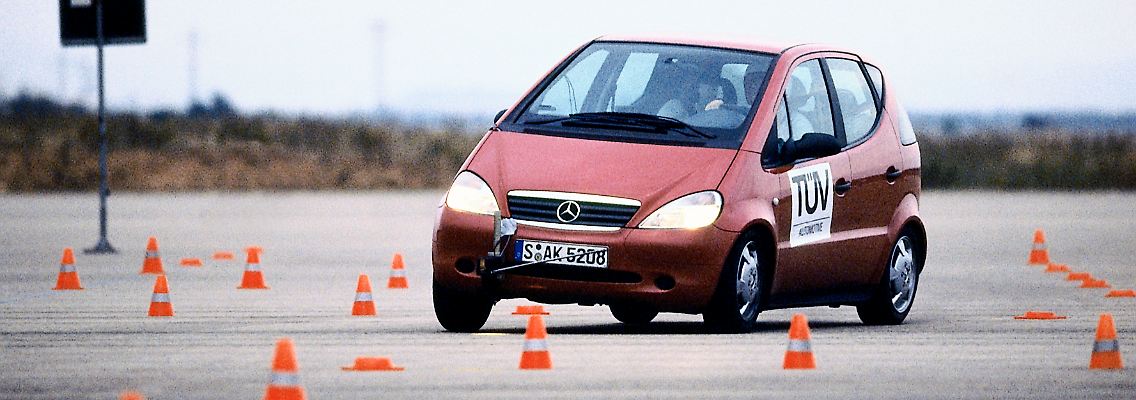 1995 legte sich die Mercedes A-Klasse in Schweden beim Umfahren der Pylonen auf die Seite.