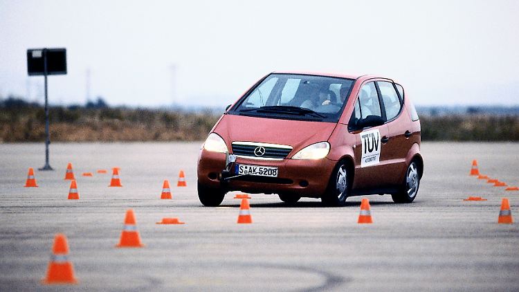 1995 legte sich die Mercedes A-Klasse in Schweden beim Umfahren der Pylonen auf die Seite.