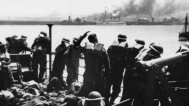 Den Blick zurück: Soldaten des BEF verlassen das brennende Dünkirchen.